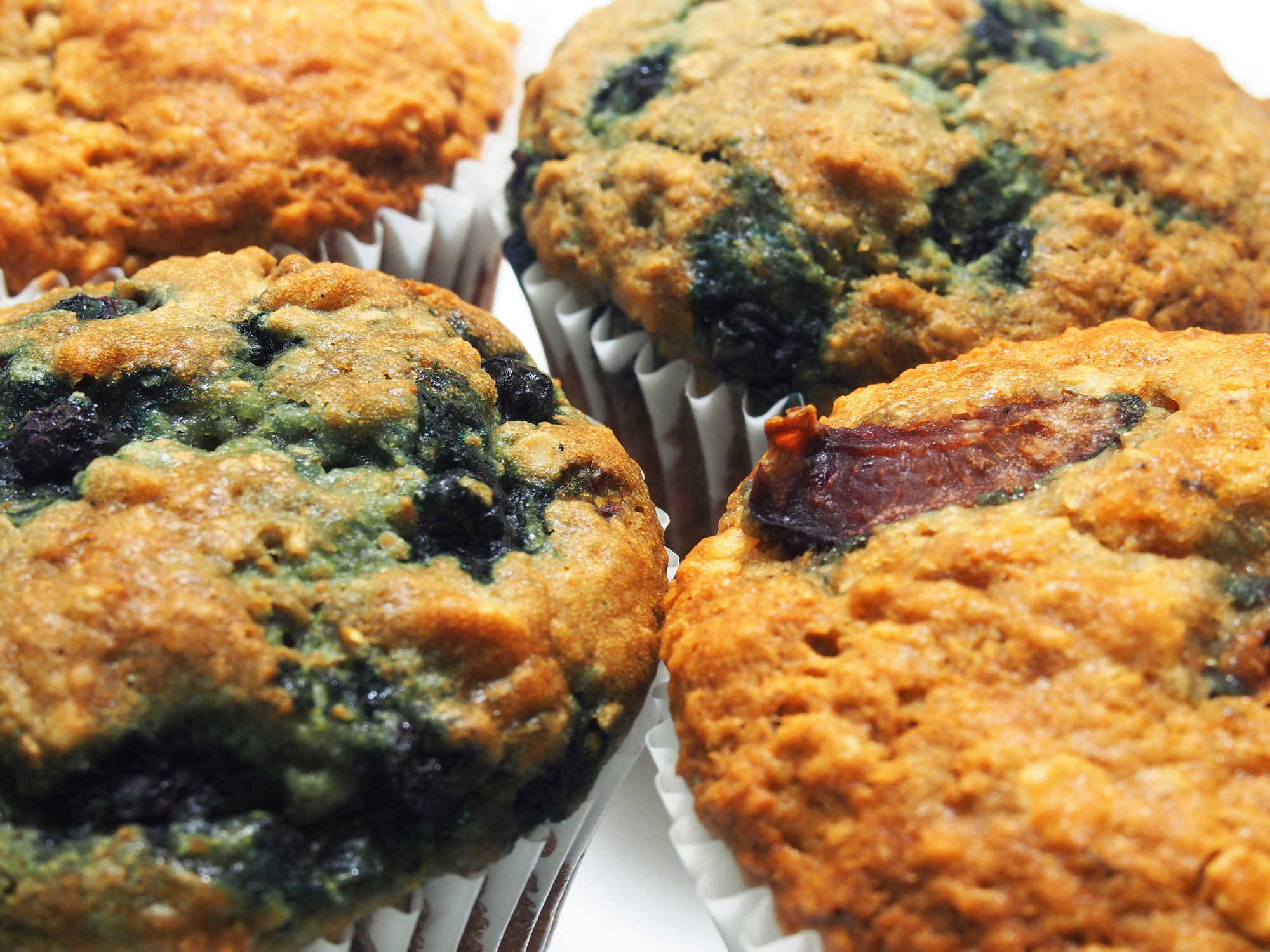 Délices fruités : Muffins aux abricots juteux, myrtilles sucrées et éclats d&#8217;amandes croquants