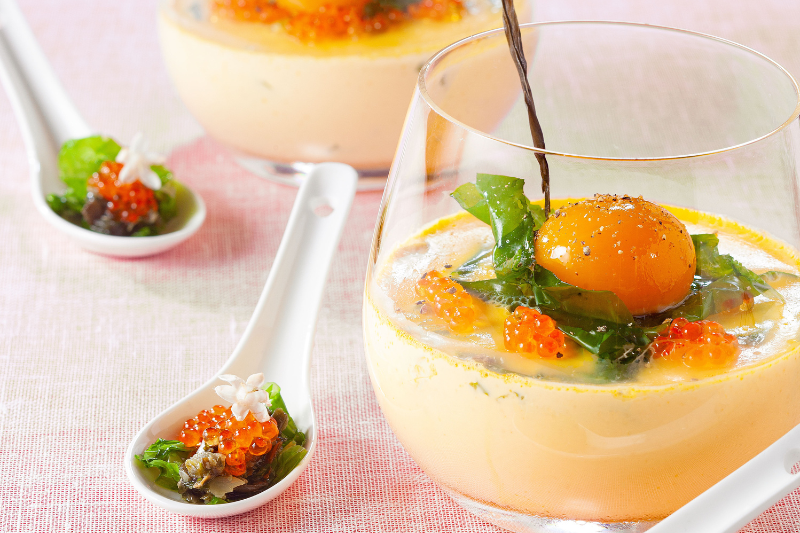 découvrez comment confire des jaunes d'œufs au gochujang pour une saveur riche et épicée, idéale pour sublimer vos plats avec une touche coréenne.