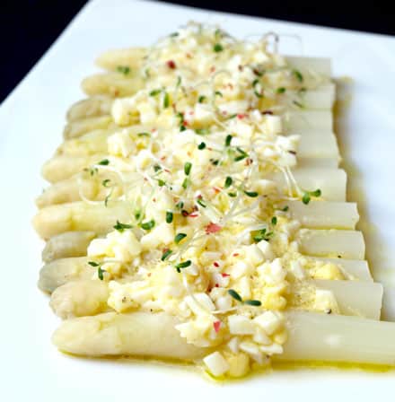 découvrez nos recettes raffinées à base d'asperges vertes ou blanches pour sublimer vos plats avec élégance et saveurs délicates.